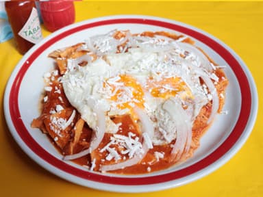 CHILAQUILES ROJOS CON HUEVO.