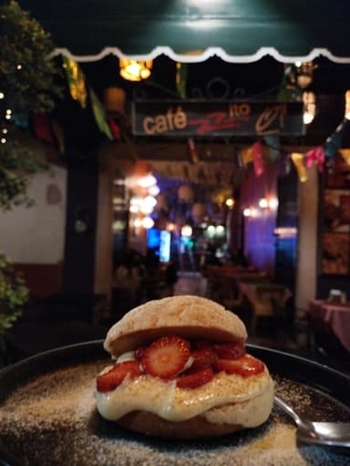 Concha rellena de Nata con fresas + Café