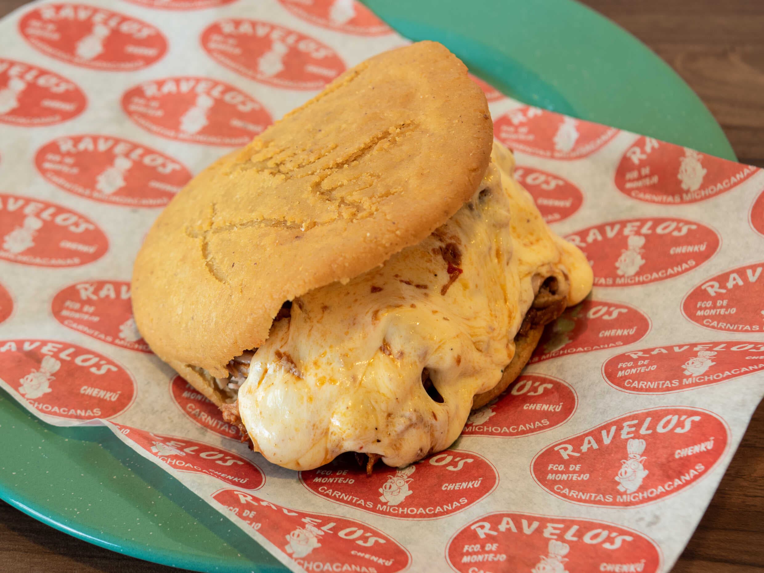 Gordita de chicharrón y queso