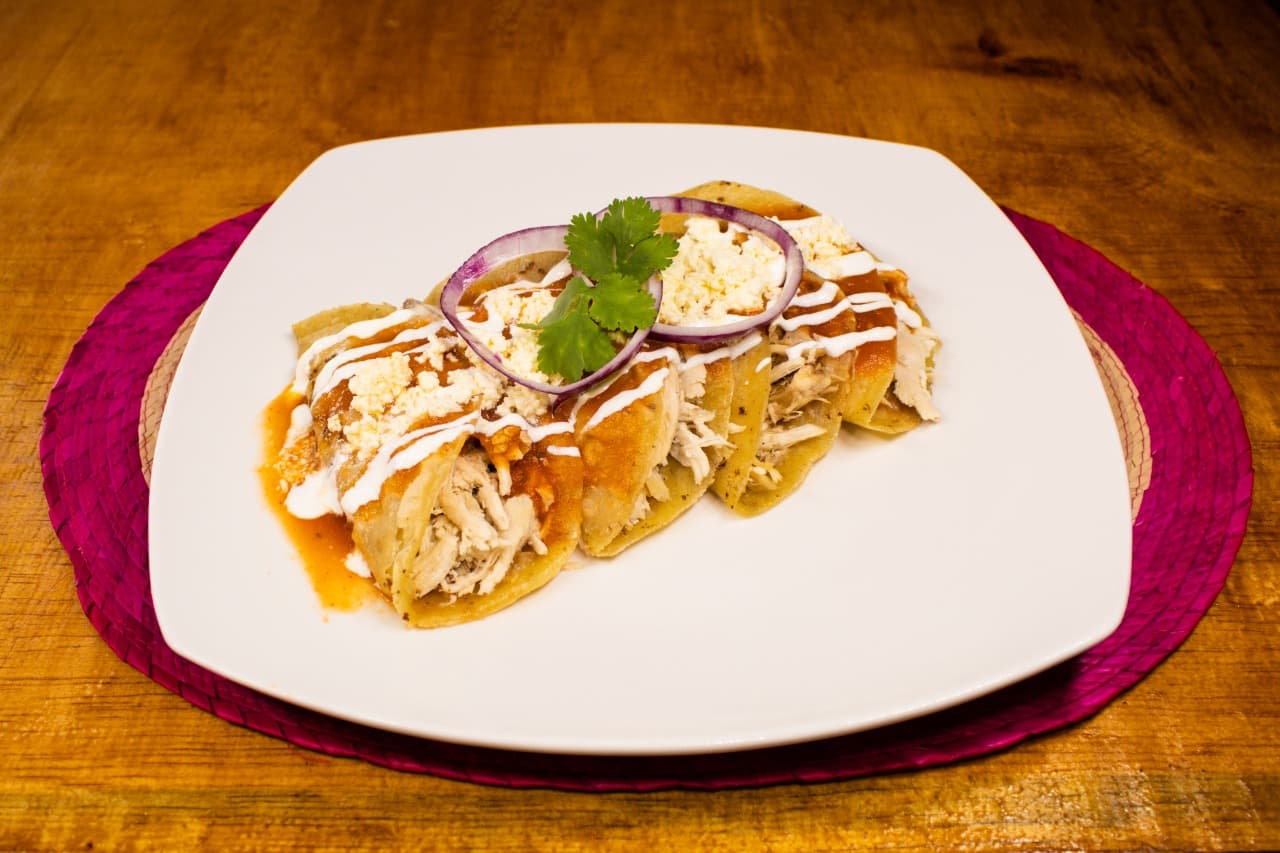Enchiladas rojas con pollo