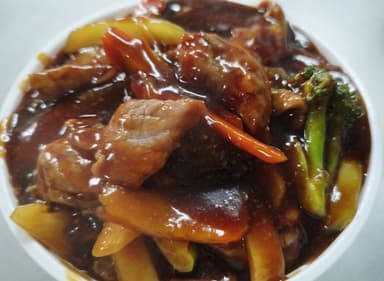 Arroz Carne de Res y Vegetales en Salsa