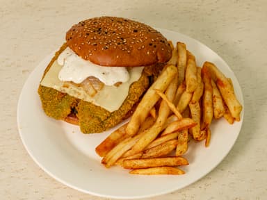 Hamburguesa de Res California y Papas Fritas.