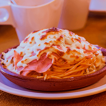 Enchiladas Suizas Rojas con Espagueti