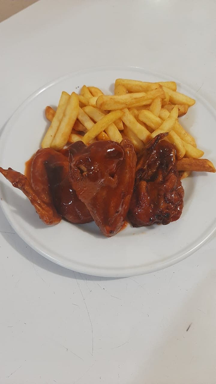 Alitas Búfalo y Papas