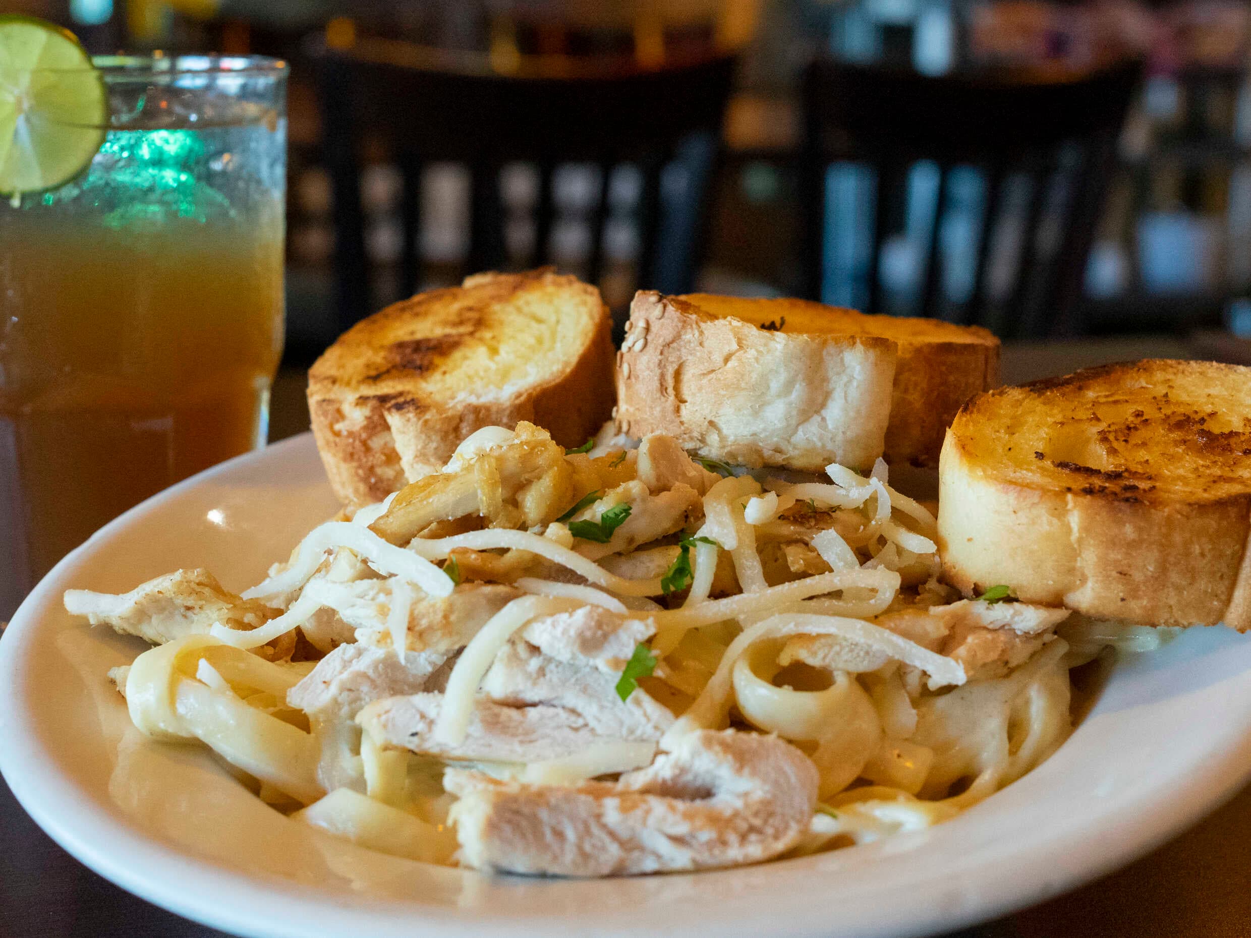 Combo Fettuccine con Pollo + Pan y Bebida