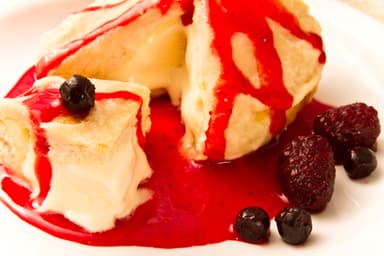 Helado Tempura de Salsa de Frutos Rojos