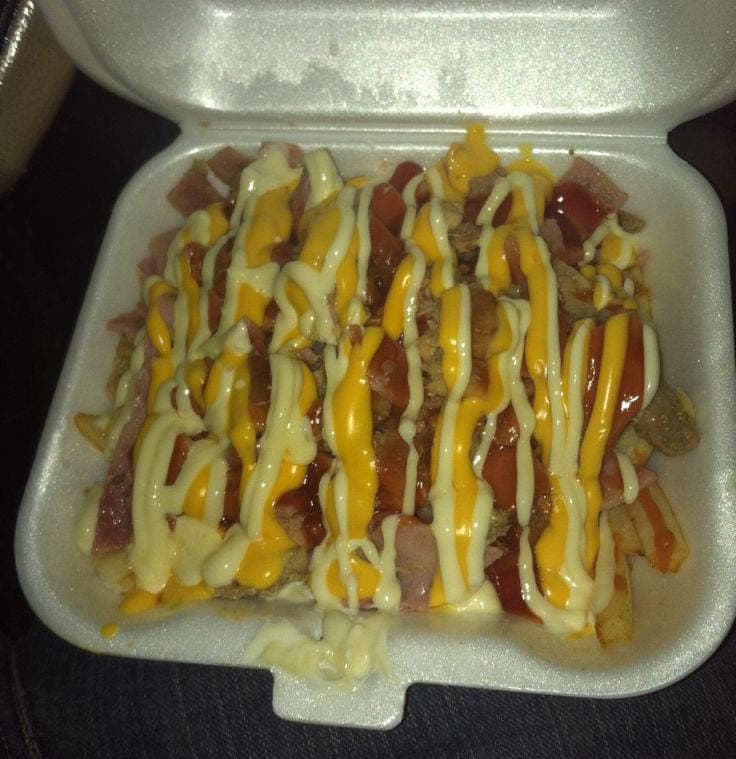 Salchipapas con Queso y Tocineta 2 o 3 Personas