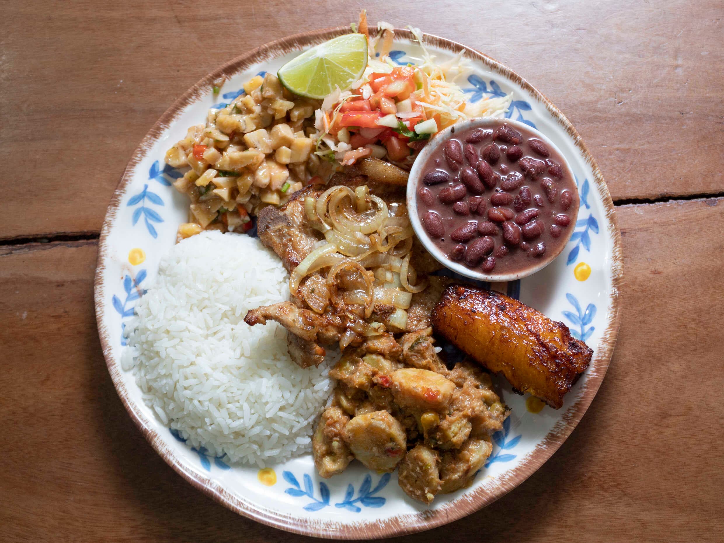 Casado Con Pollo en Salsa