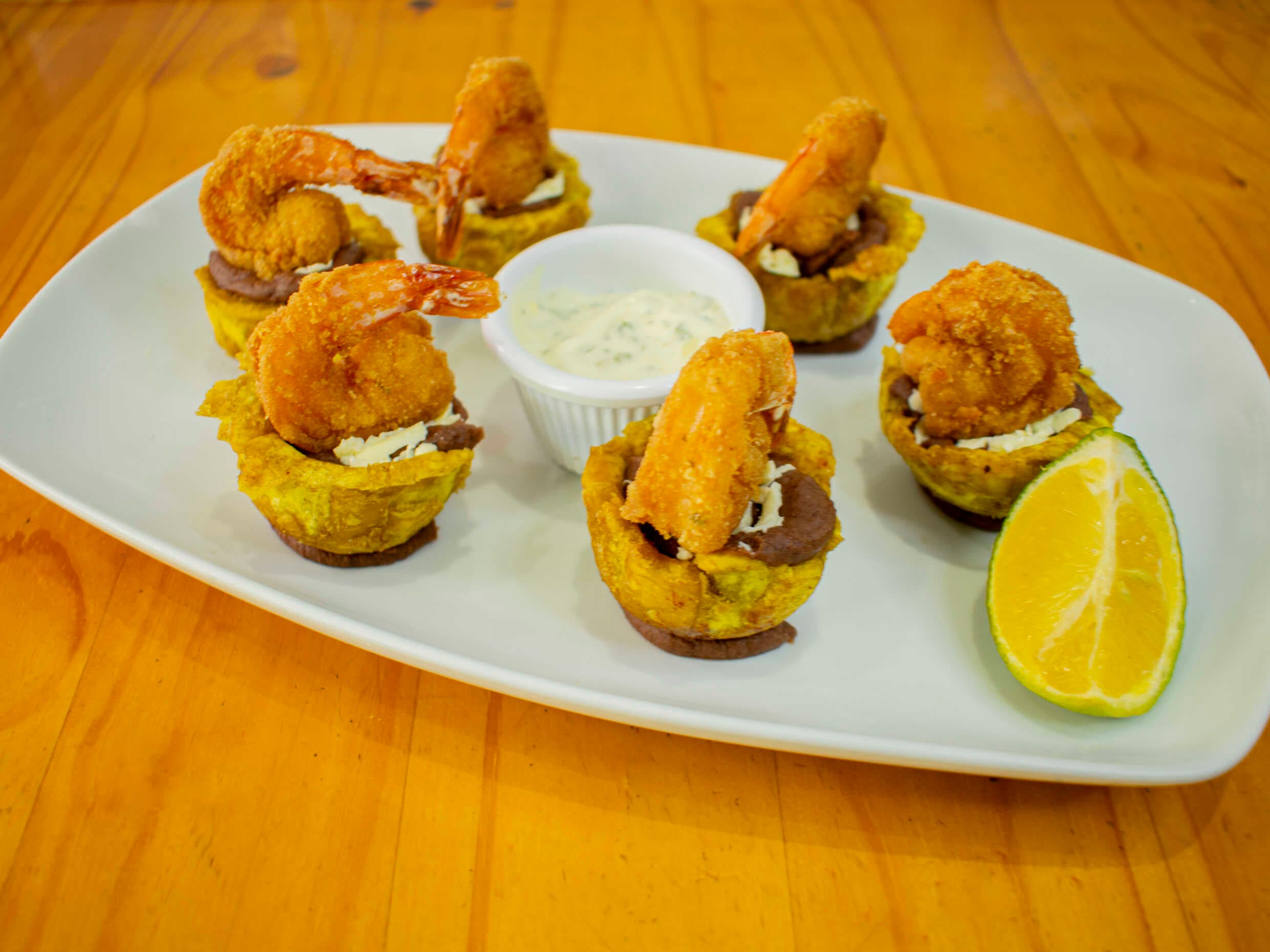 Canasta de Patacones con Camarones