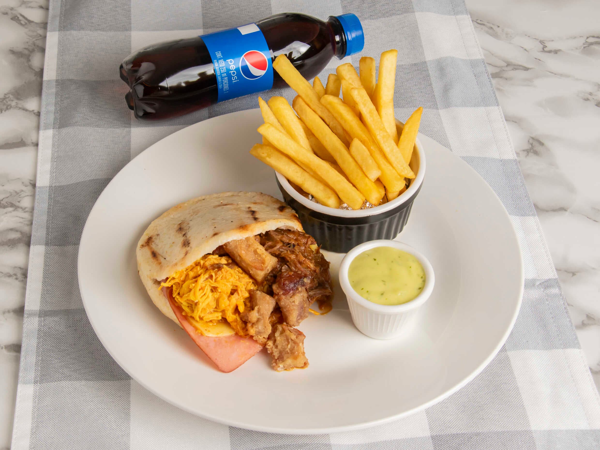 Combo Individual Arepa Súper VIP + Papa + Gaseosa