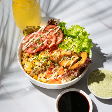 Combo Bowl Ensalada Salmón  + Bebida