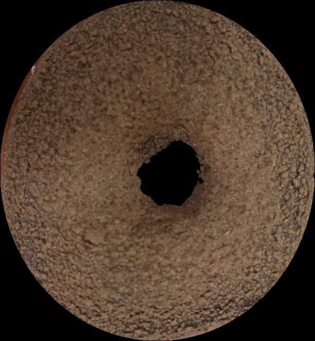 Dona rellena cubierta de azucar y canela.