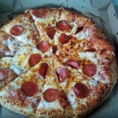 2 pizzas grandes: 1 pepperoni y 1 mexicana