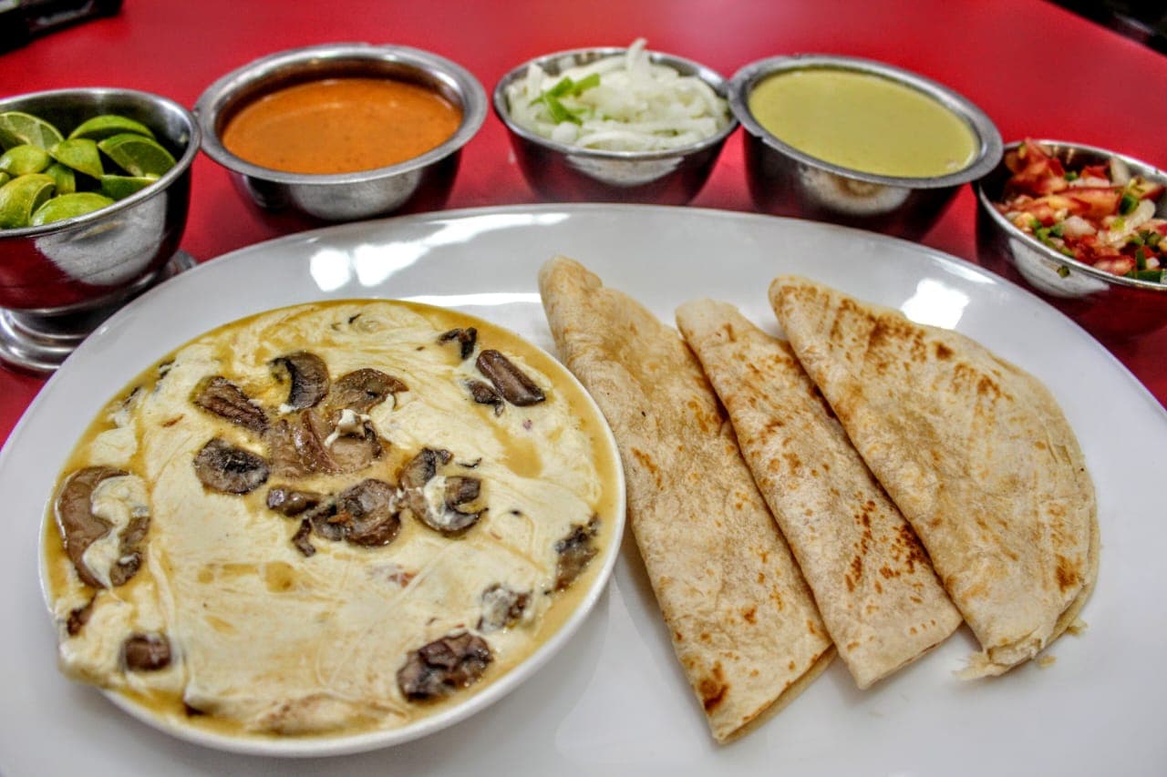Queso fundido con champiñones
