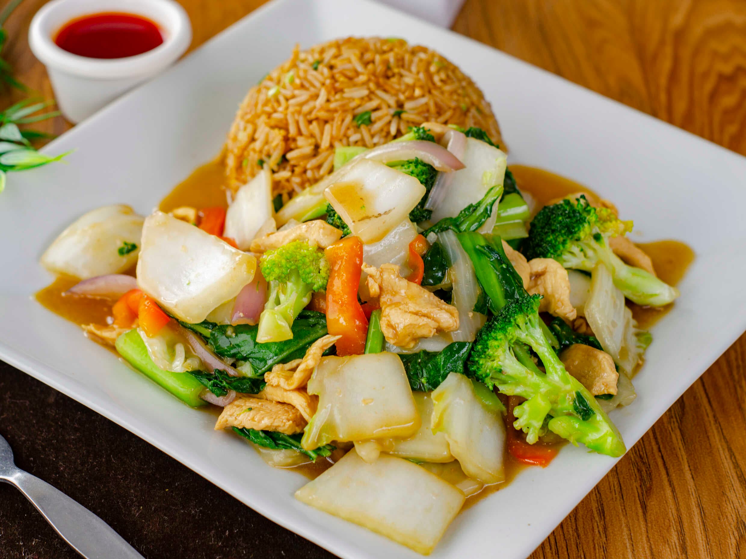 Pollo con Verduras y Chaufa/sopa wanta o wantan fr