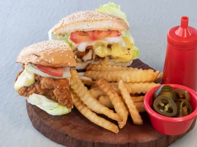 Burger Pollo Empanizado + Papas a la Francesa
