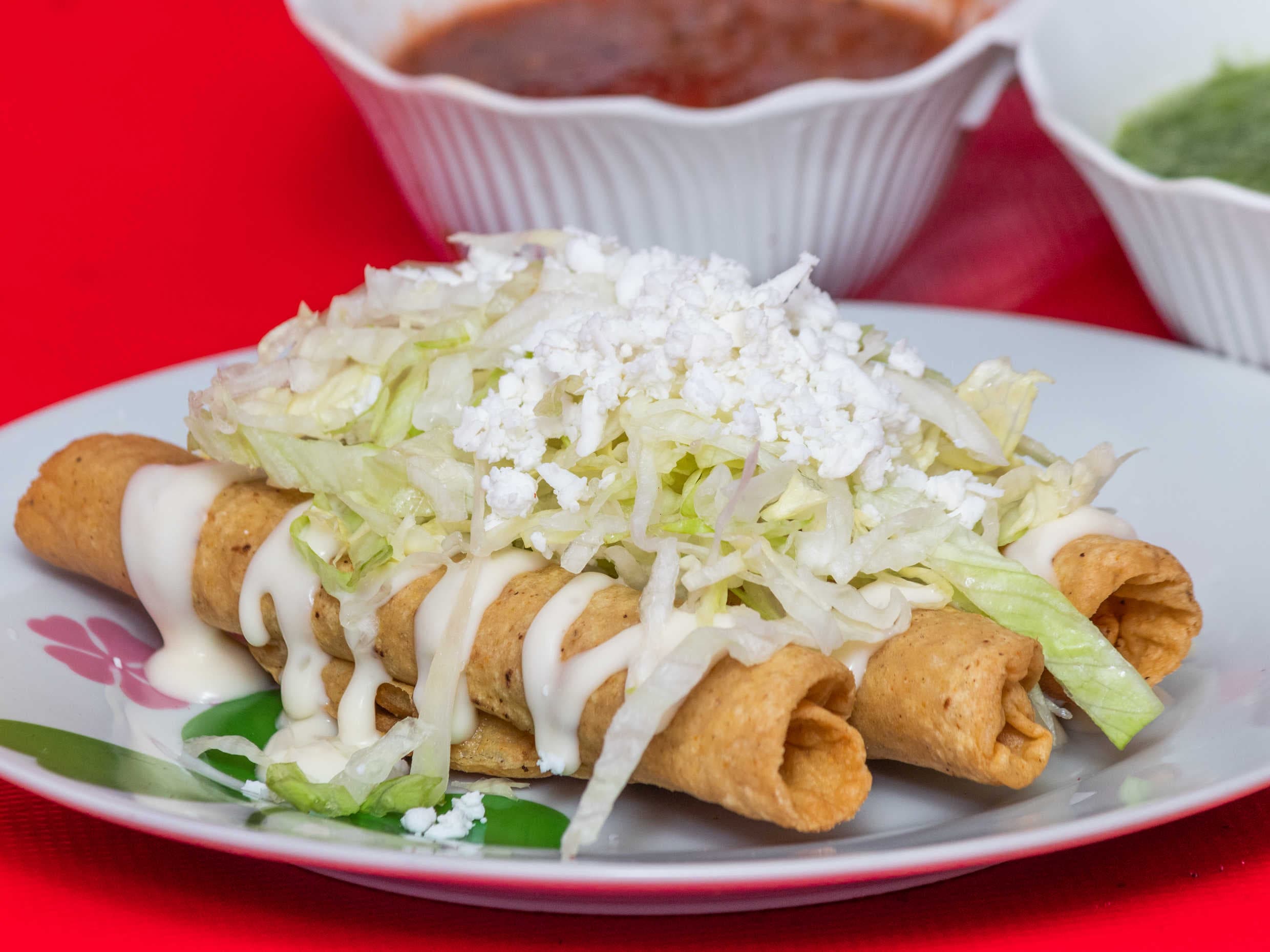 Tacos dorados de pollo