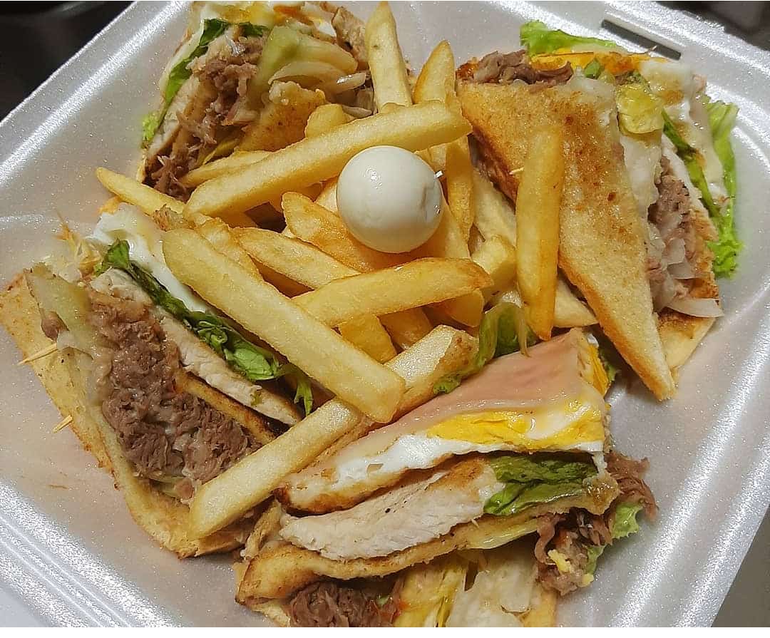 SANDWICH CLUBHOUSE CON PAPAS