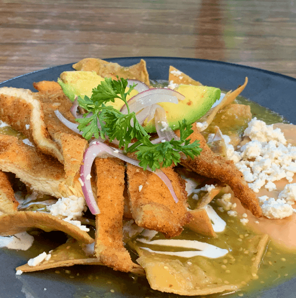 Chilaquiles con Pechuga Empanizada