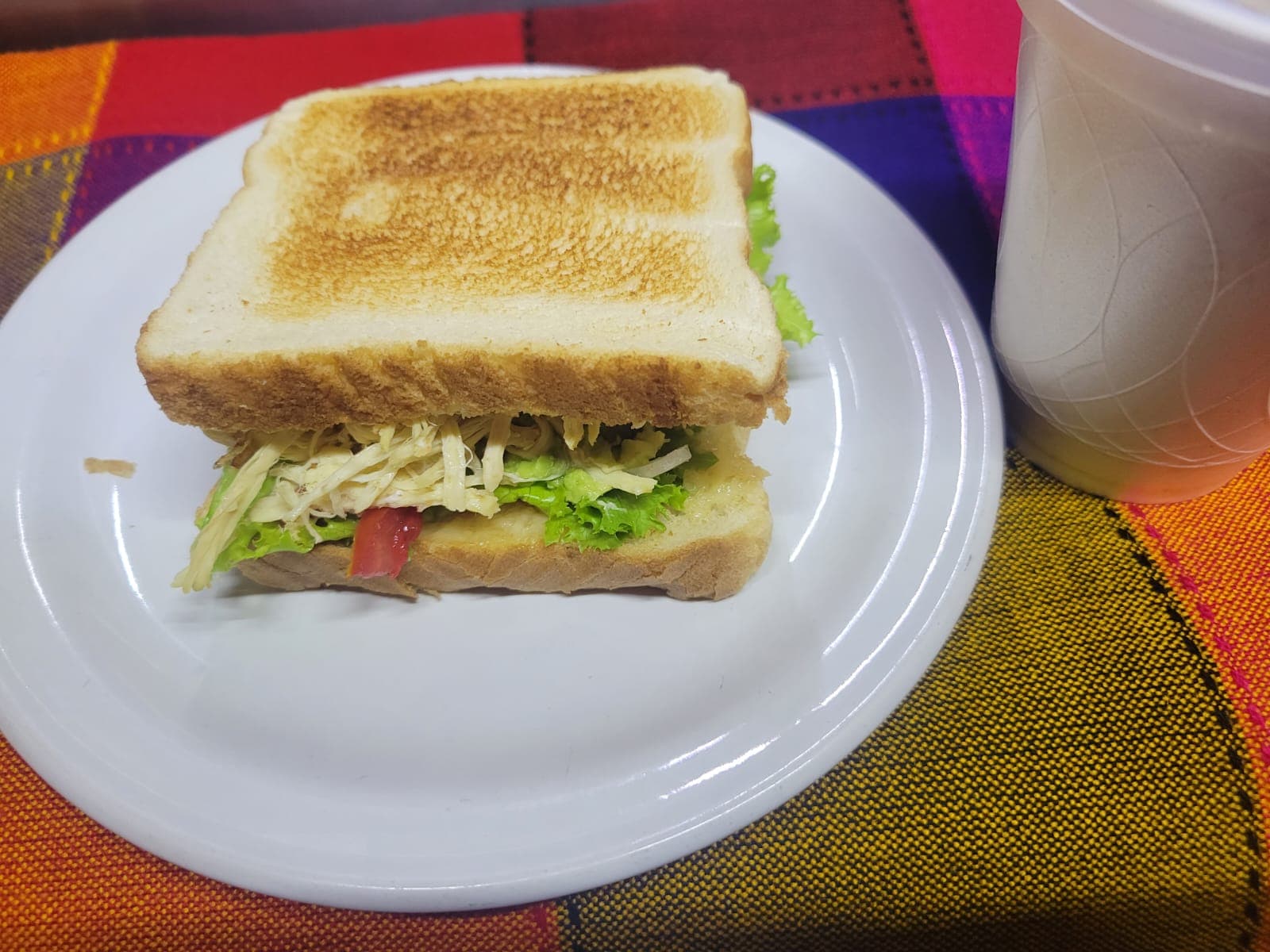 1 Sandwich de pollo blanco c/verdura + Café 🥪