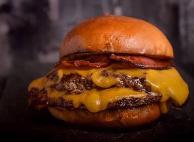 Hamburguesa con Tocino y 3 Quesos