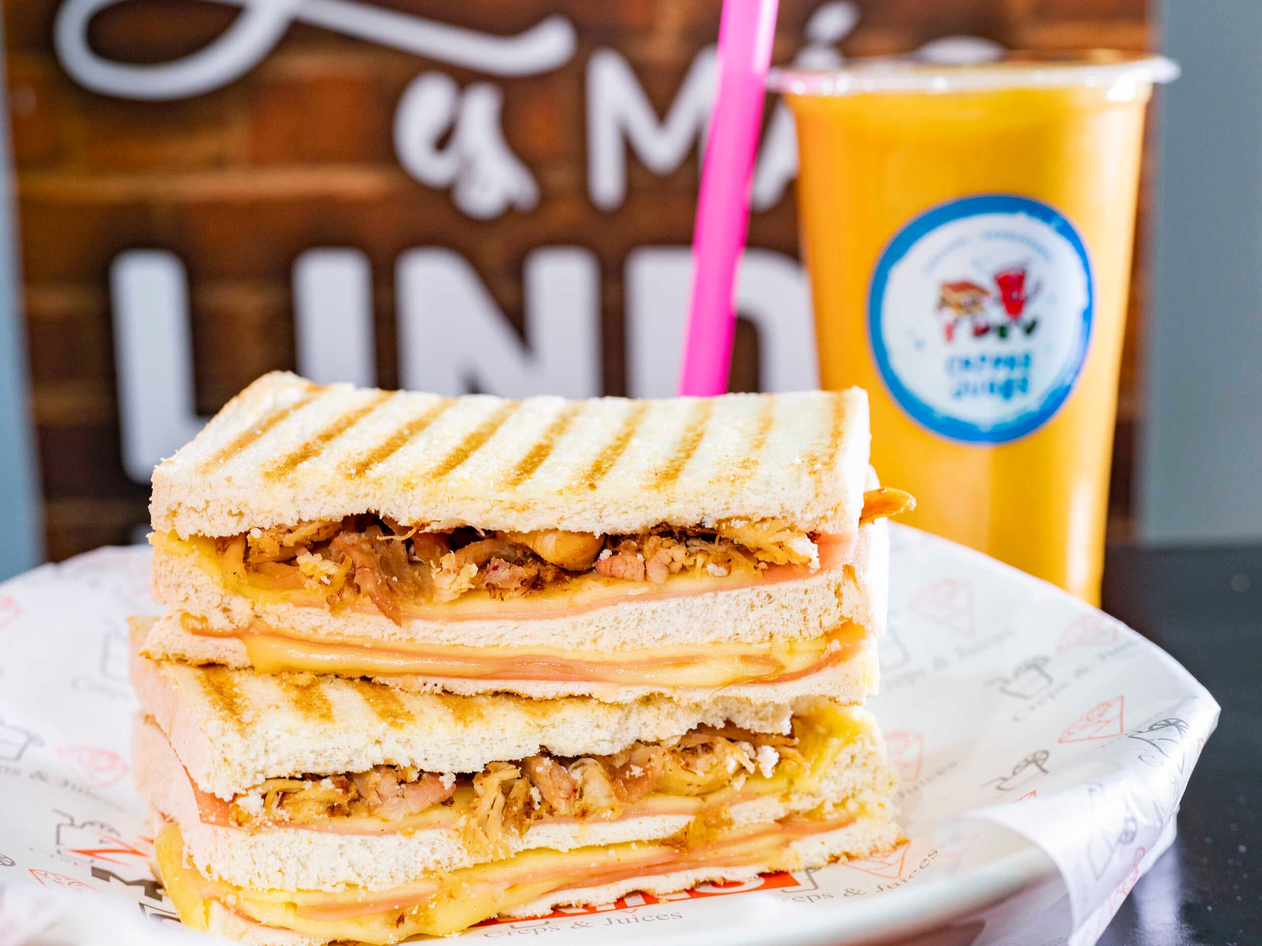 Combo 8 - Mixto con Pollo y Jugo con Leche 21 oz