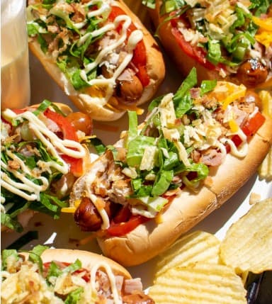 3 HOT DOGS CON COSTRA DE QUESO Y PAPAS