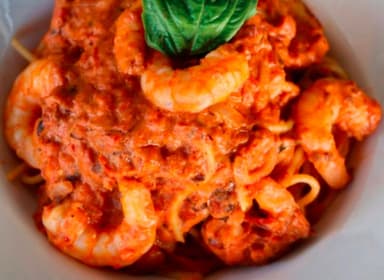 Pasta alfredo con camarón