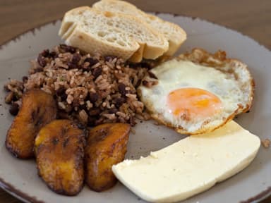 Gallo Pinto + 3 Acompañamientos a elegir