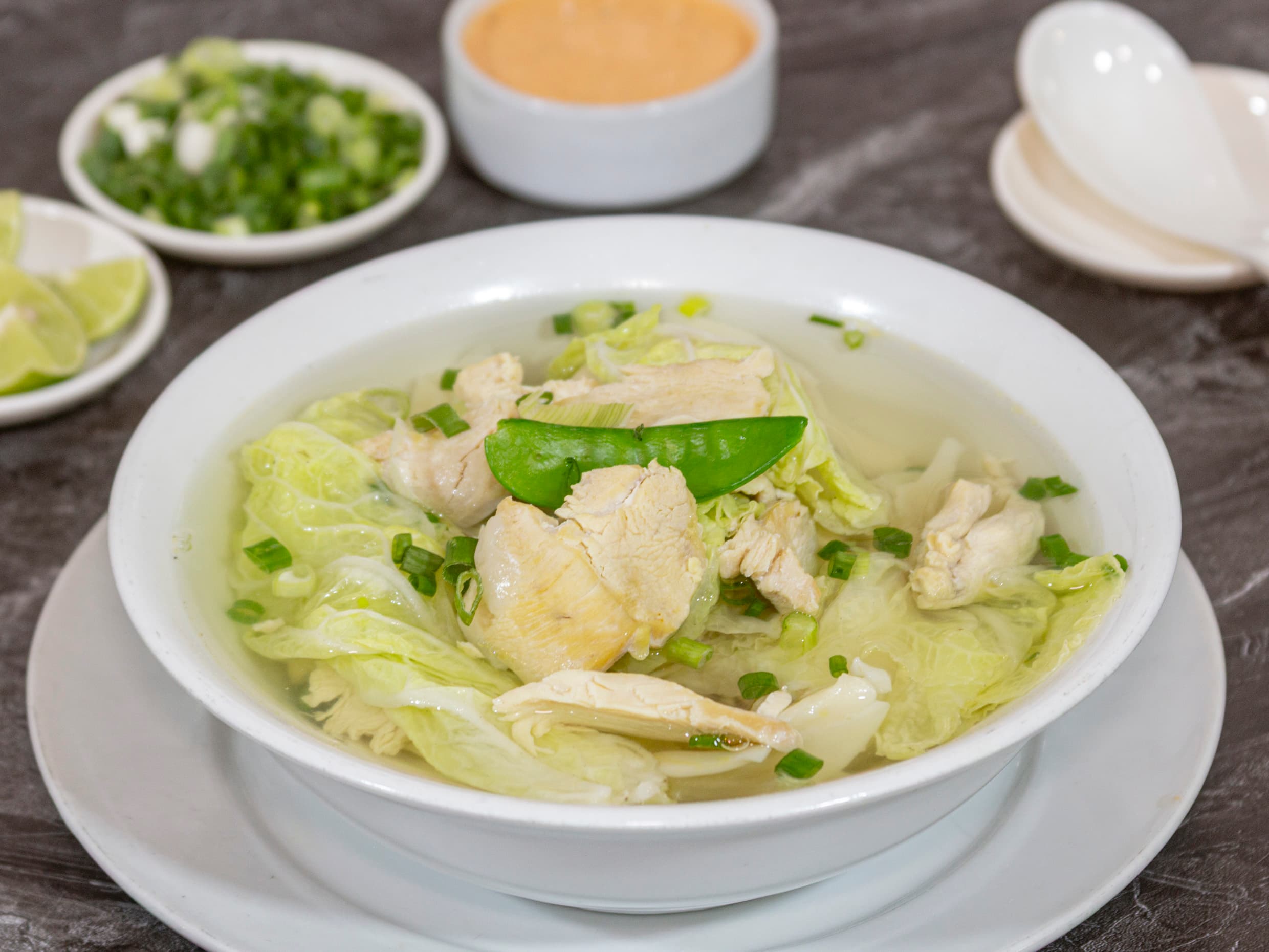 Sopa Wantán con Pollo y Tallarín