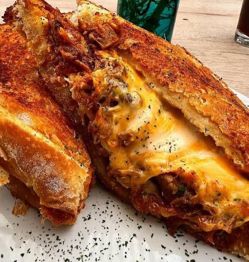 Lonche de Birria con Queso