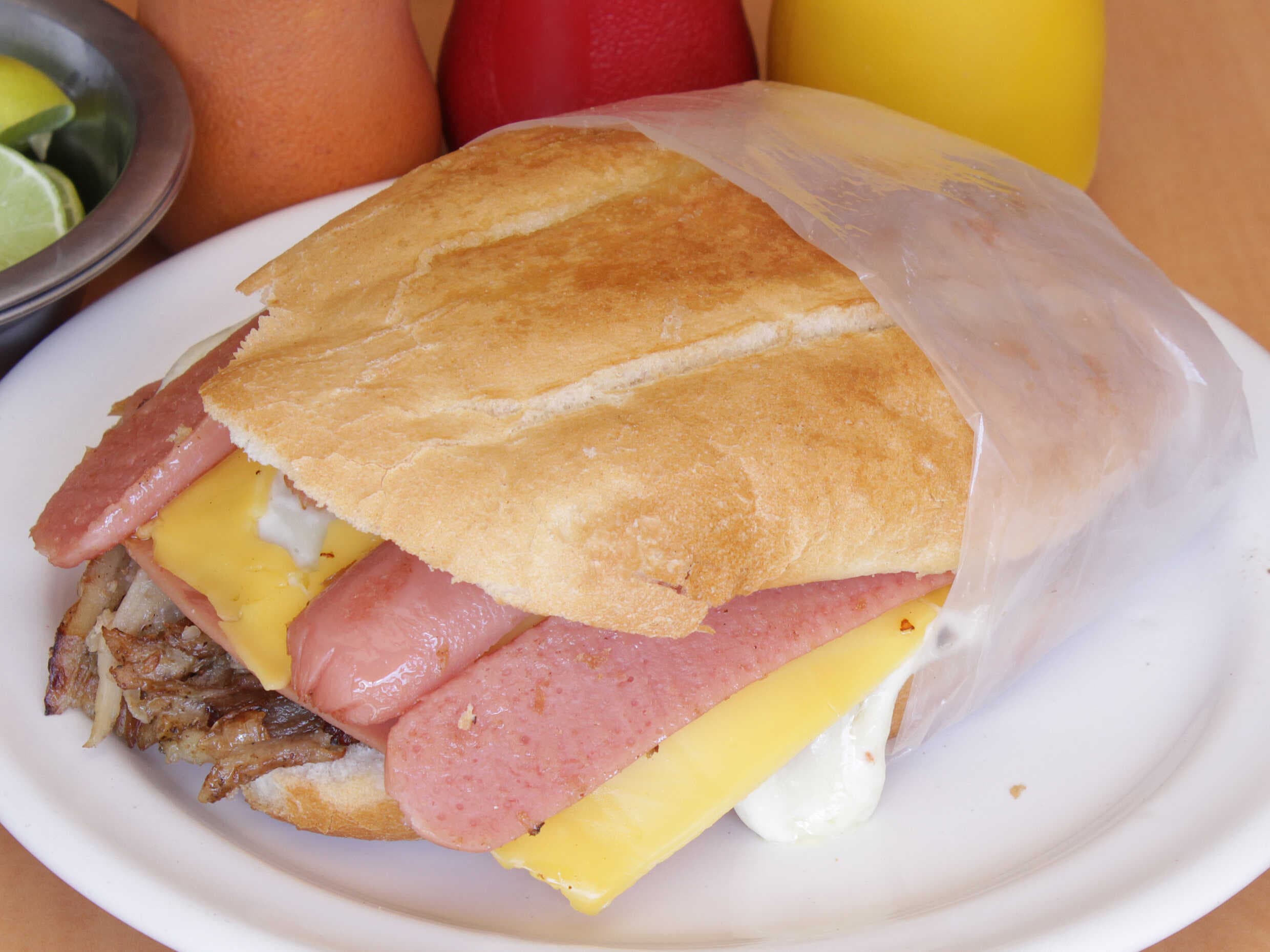 1 TORTA CUBANA + AGUA DE LIMON