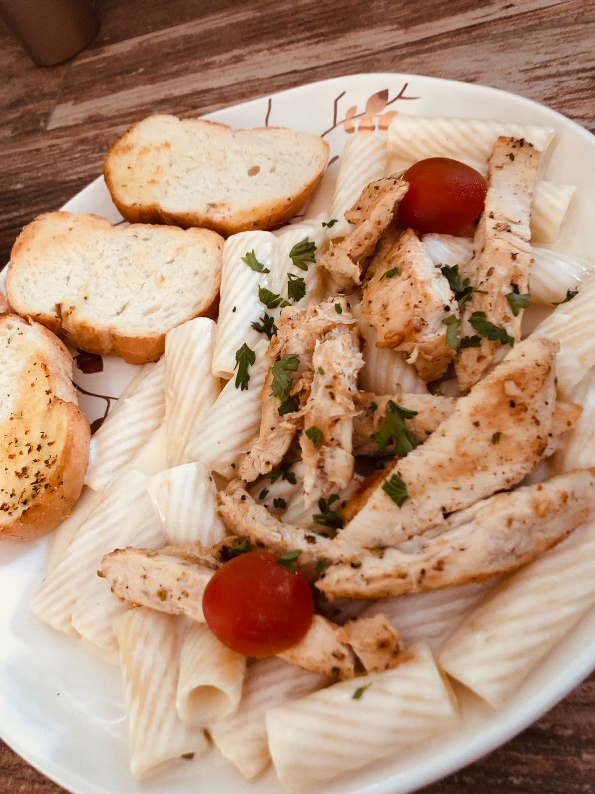 Rigatoni Alfredo con Pollo
