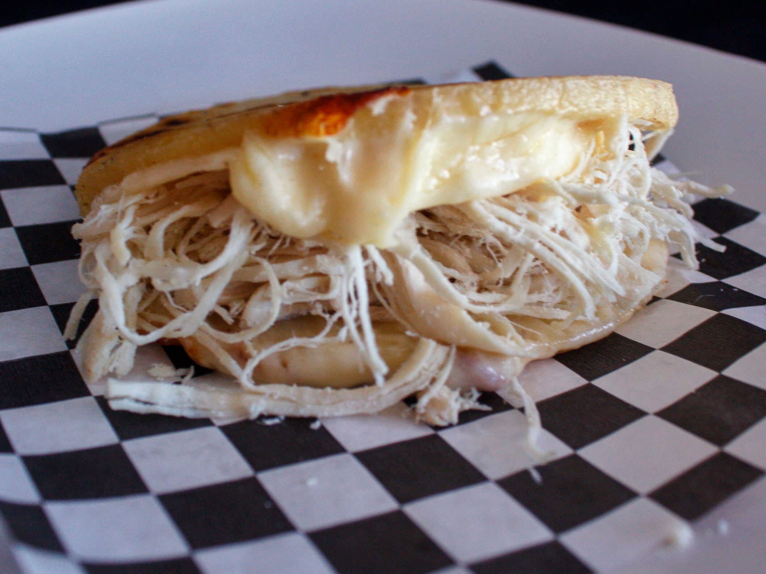 Arepa con Pollo Deshebrado