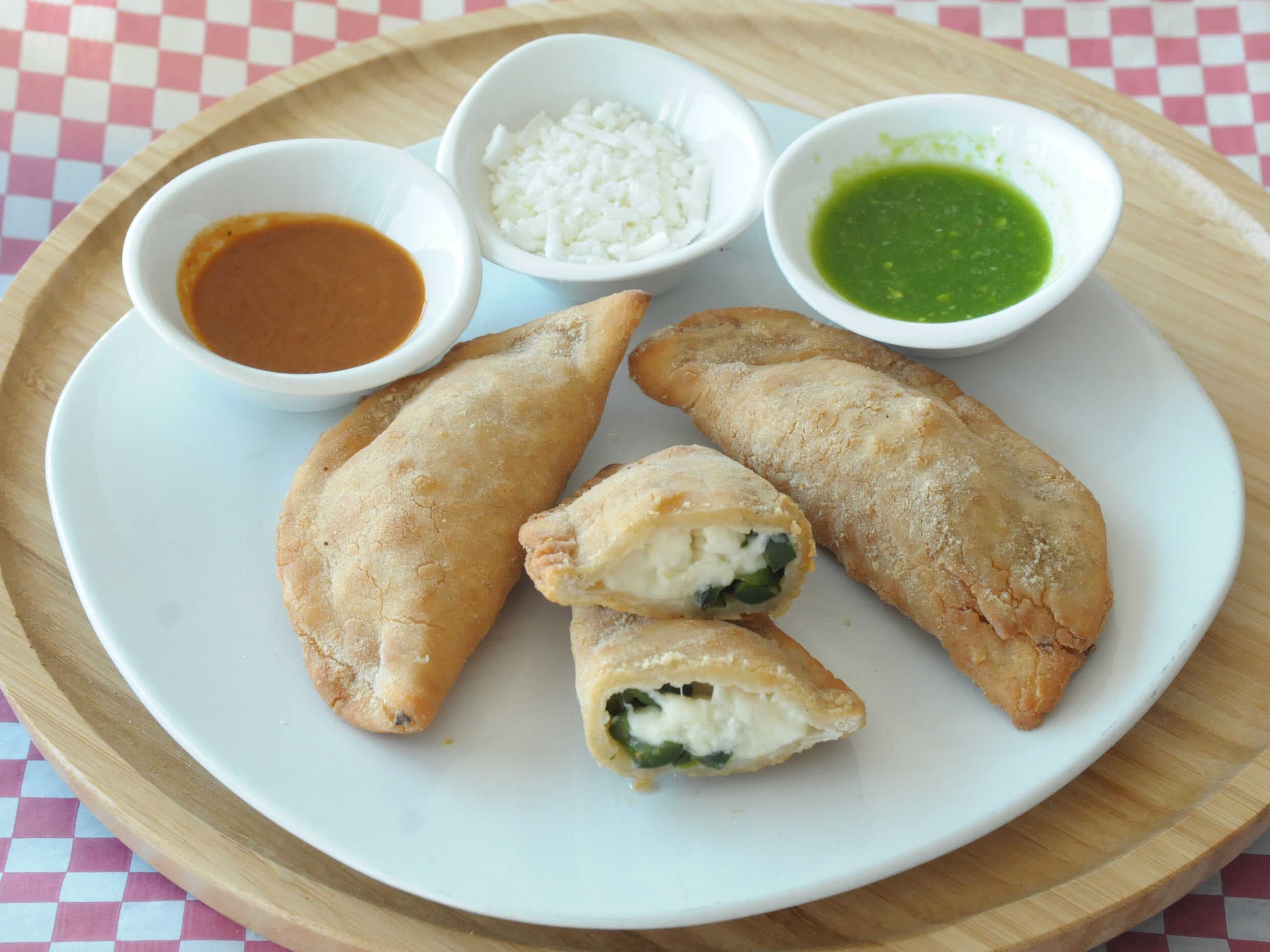 2 Empanada de Champiñones + 2 Emapandas de queso