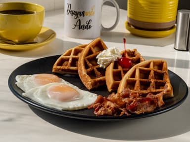 Waffle con Huevo y Tocino