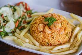 Arroz con Camarones Papas fritas y ensalada.