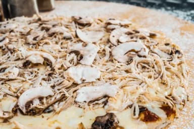 Pizza Pollo y Champiñón (6 porciones)