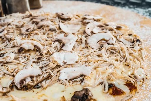 Pizza Pollo y Champiñón (6 porciones)