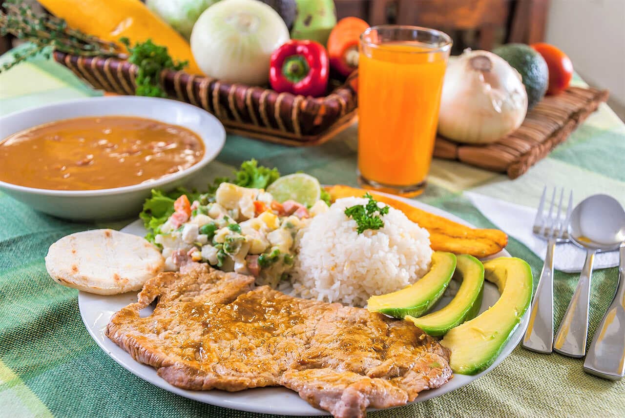 Almuerzo frijoles y seco