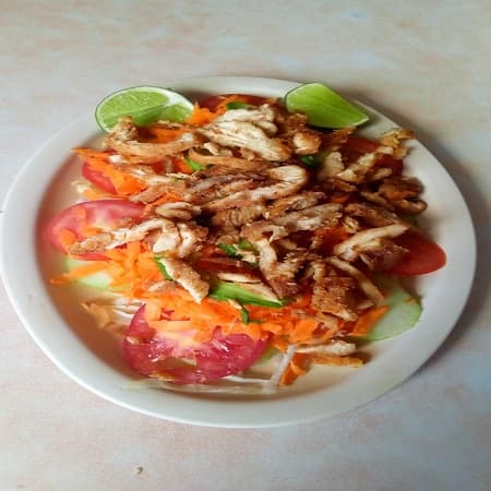 ENSALADA CON POLLO O CECINA
