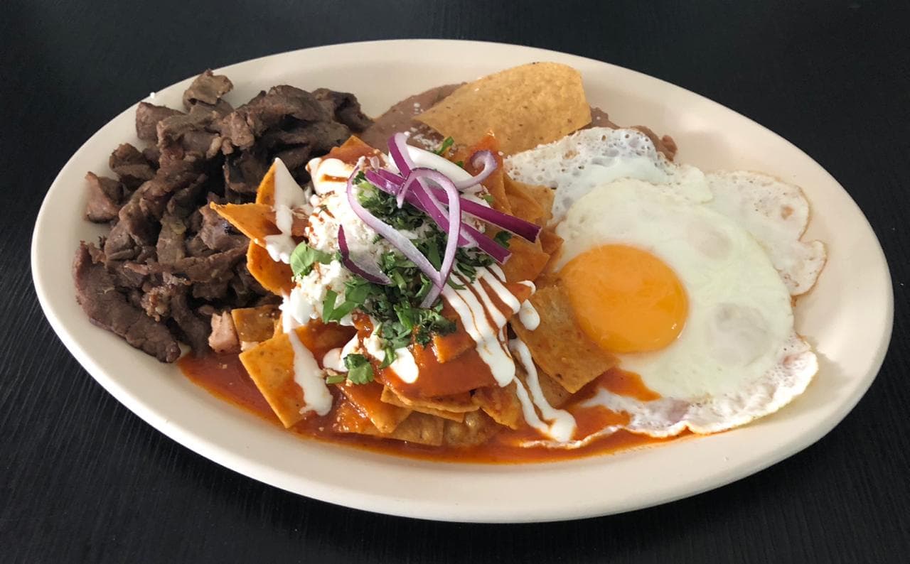 Chilaquiles con Fajitas de Carne Asada y 2 Huevos