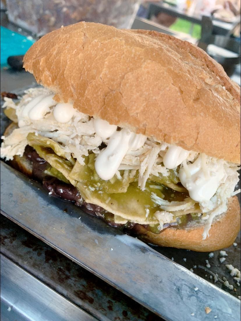 Torta de Chilaquiles con Pollo Desmenuzado