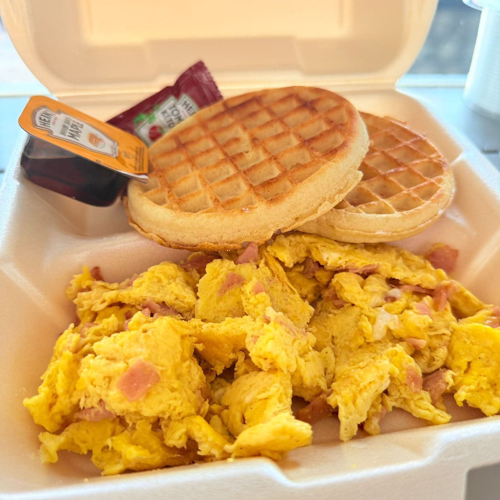 Huevo con jamón + 2 waffles naturales