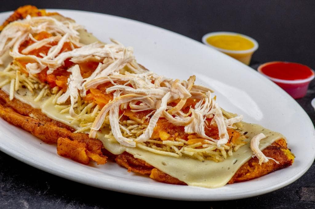 Patacón con pollo