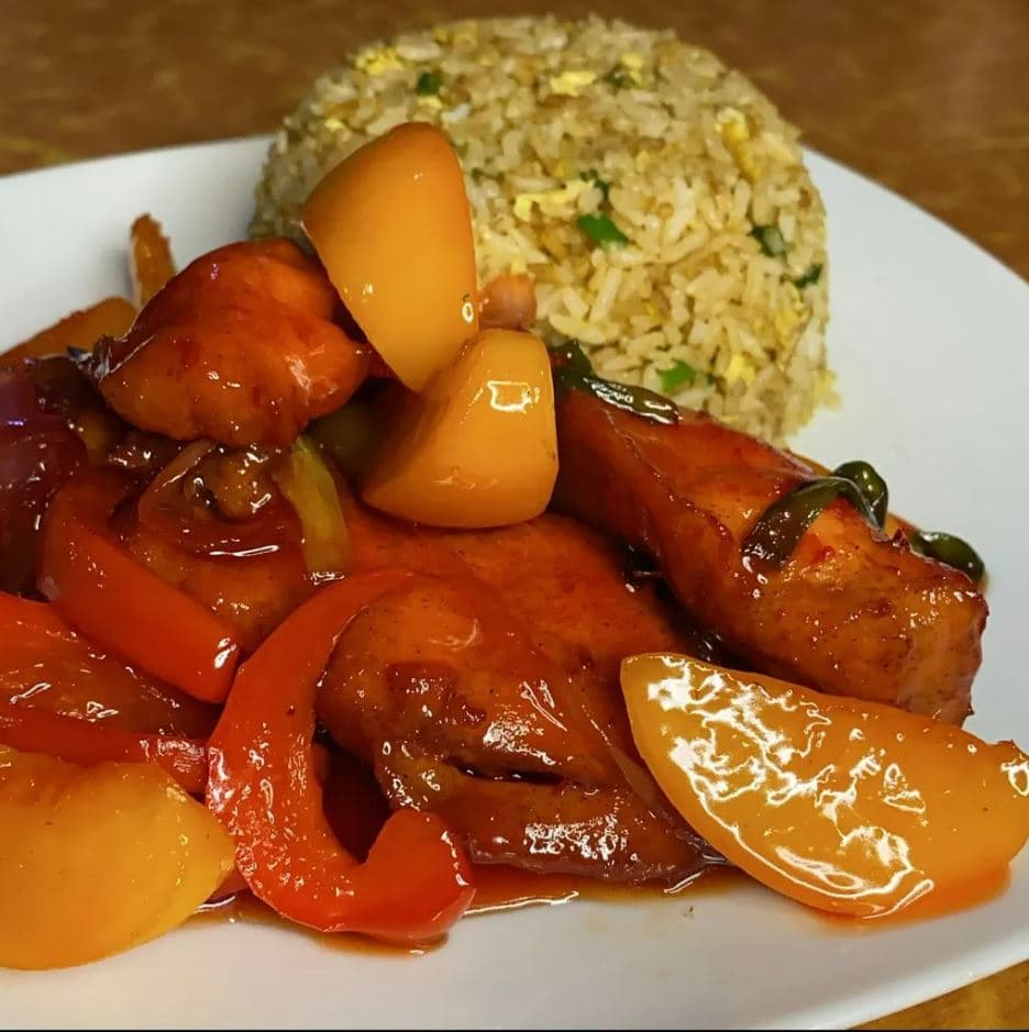 Pollo en Trozos con Durazno y Chaufa