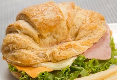 Sándwich con pan de croissant