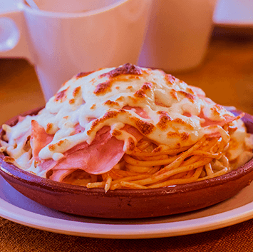 Espagueti al Horno con Crema, Queso y Jamón