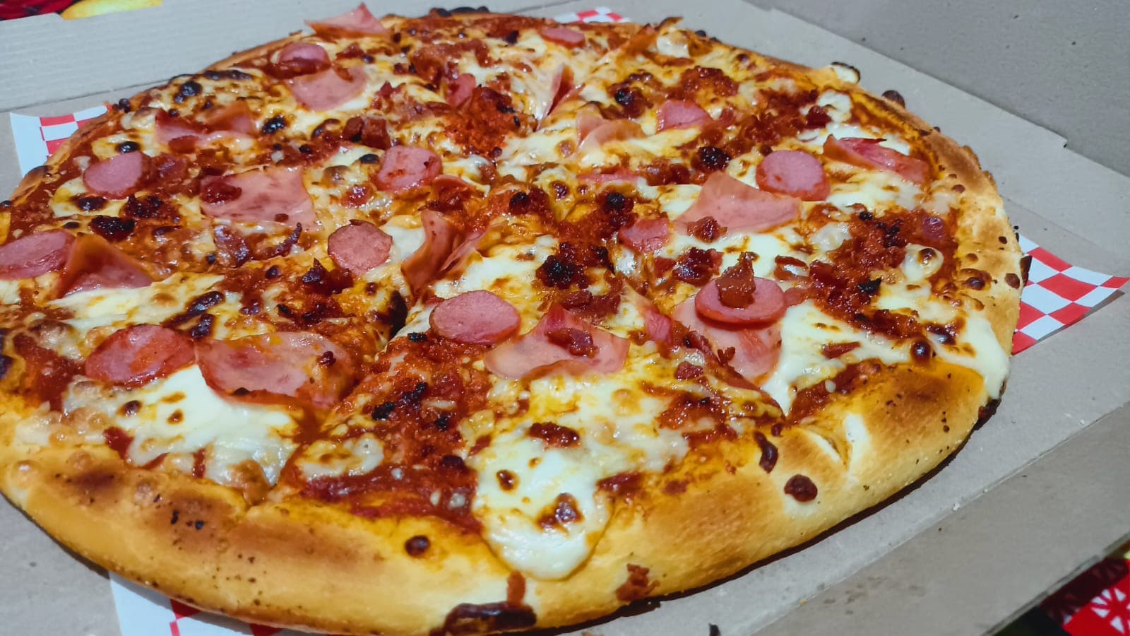 Pizza Salchicha, Jamon, Chorizo y Tocino