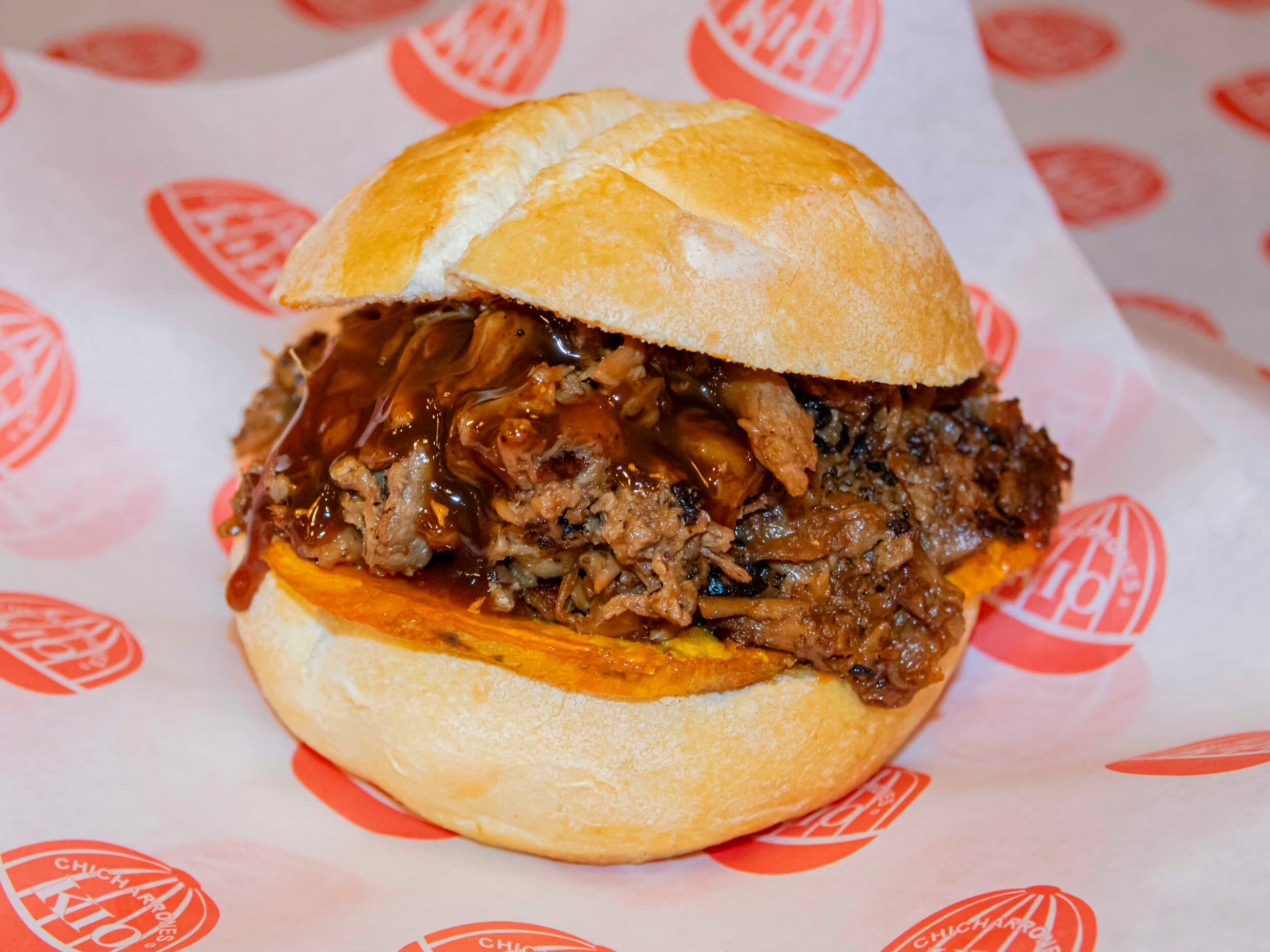 Pan con Chancho Deshilachado